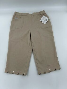 Dream Jeanne’s by Quackery Factory Tan Capris with Scalloped Hem M NWT